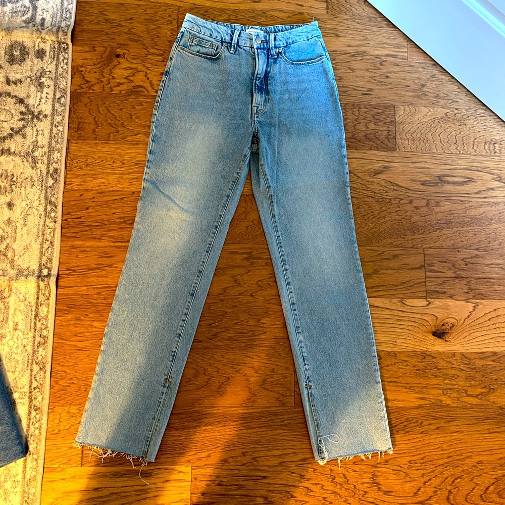 Good American - split hem light wash denim